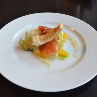 Gravlax losos s listovým salátkem, zázvorovou glazurou a pomerančovými segmenty, sezamové tyčinky