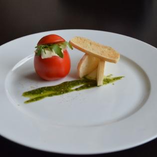 Plněné rajčátko mozzarellou s domácím bazalkovým pestem, grilovaná ciabatta